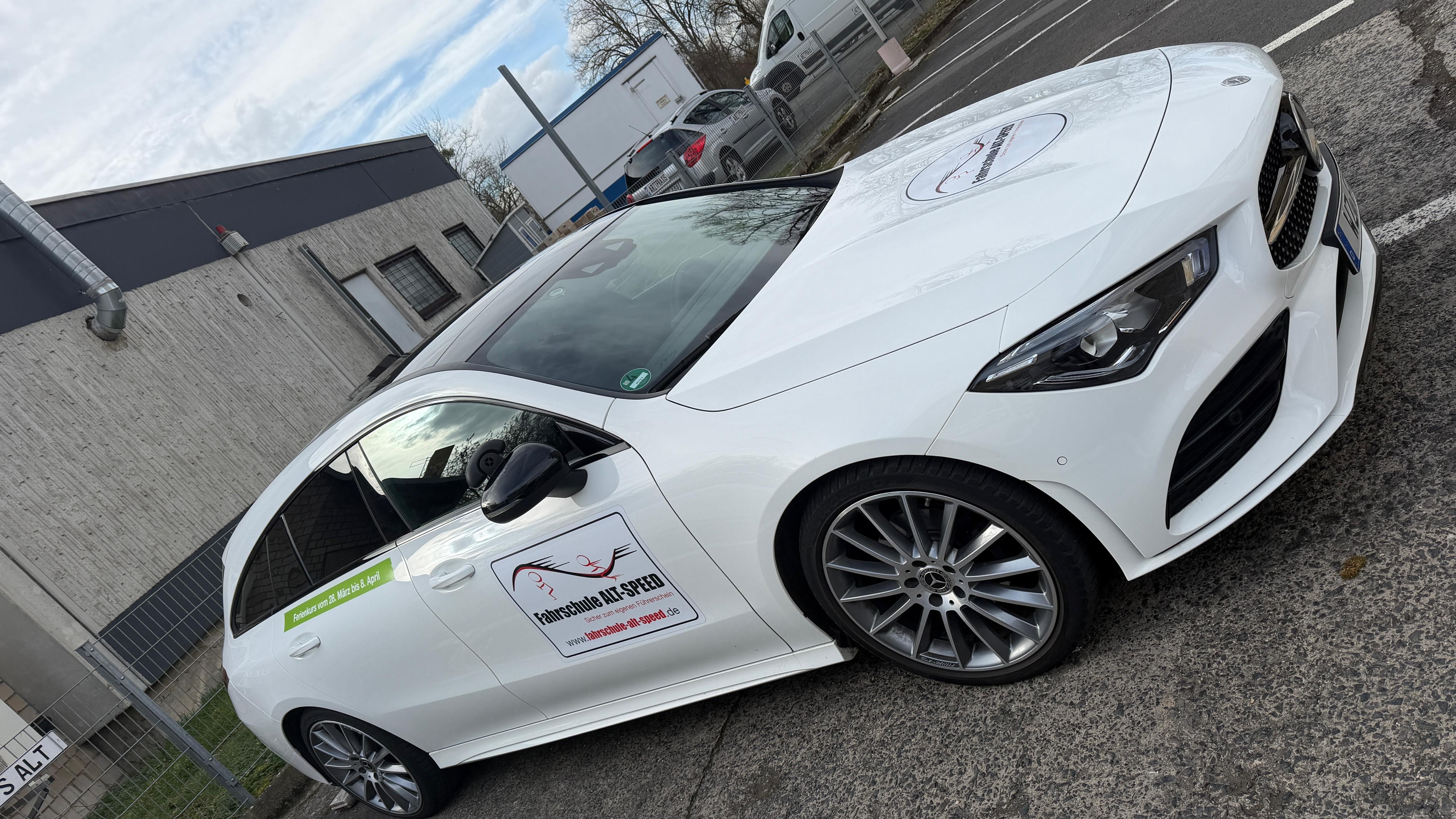Fahrschulfahrzeug Mercedes CLA